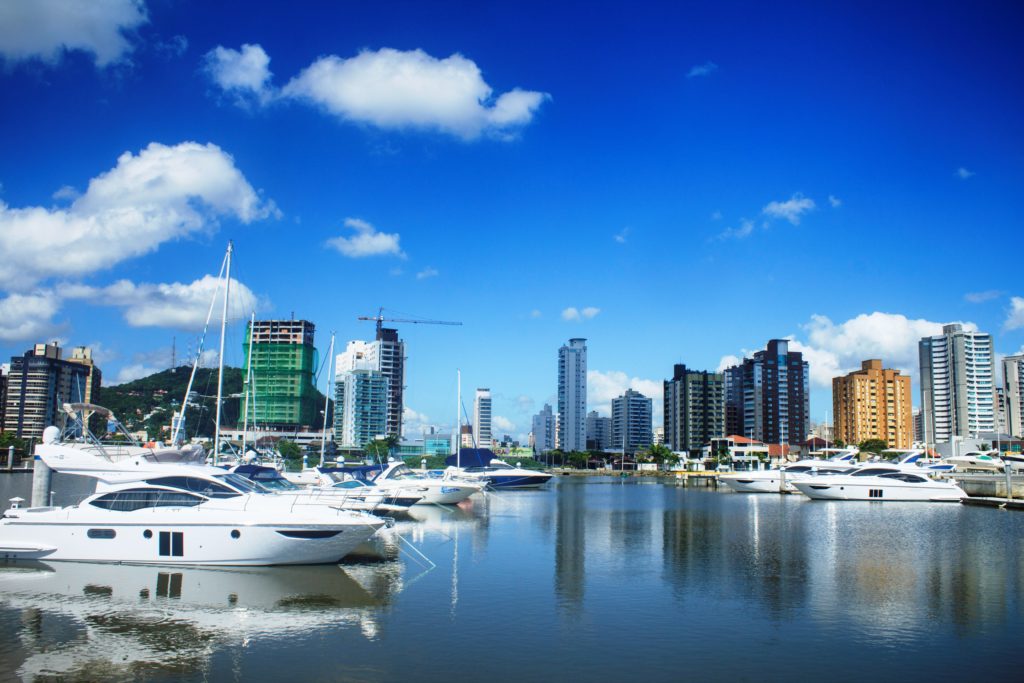 marina barcos na agua predios de fundo ceu azul