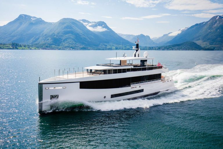 Feadship lança dois yachts de 34m