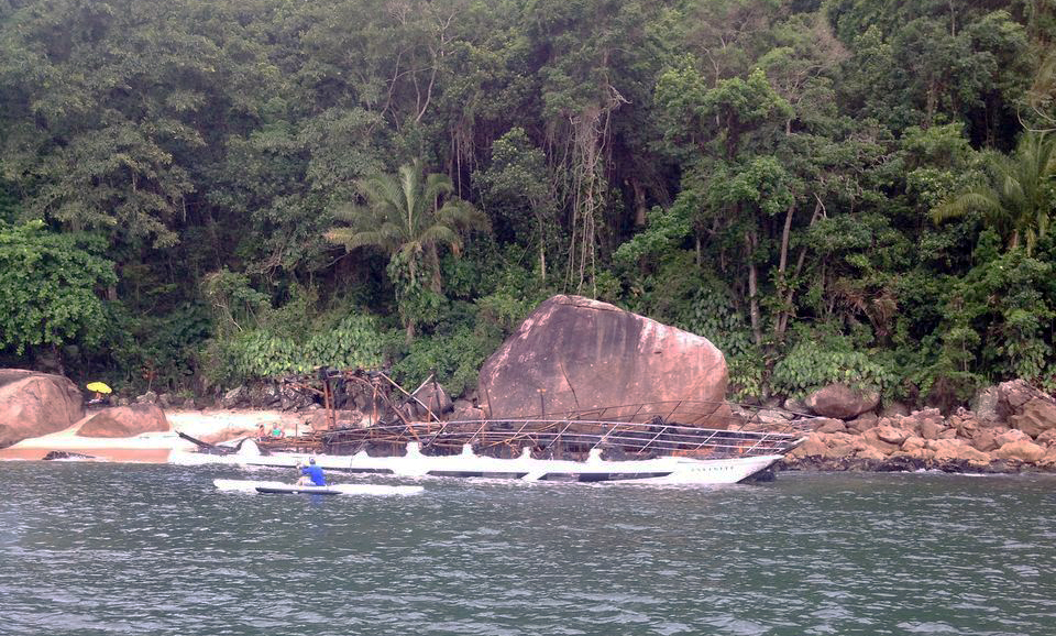 Catamaran de luxo pega fogo no Guarujá