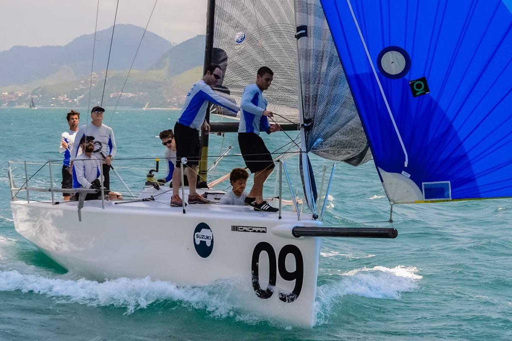 Duelos entre barcos da C30 marcam abertura da temporada em Ilhabela