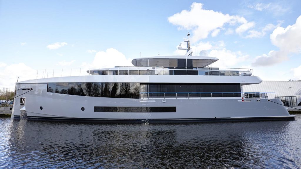 Feadship lança quinto casco de alumínio com 114 pés