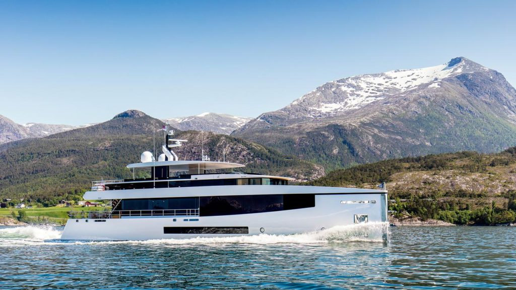 Feadship lança quinto casco de alumínio com 114 pés