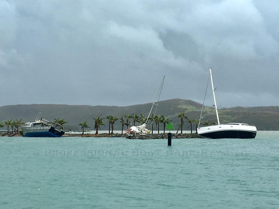 Furacão atinge costa Australiana e destrói marina