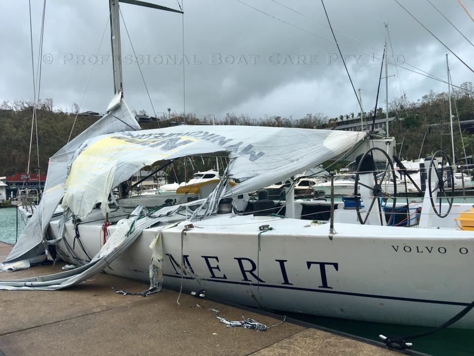 Furacão atinge costa Australiana e destrói marina