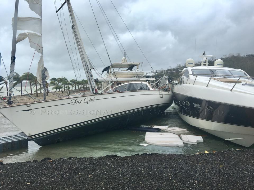 Furacão atinge costa Australiana e destrói marina