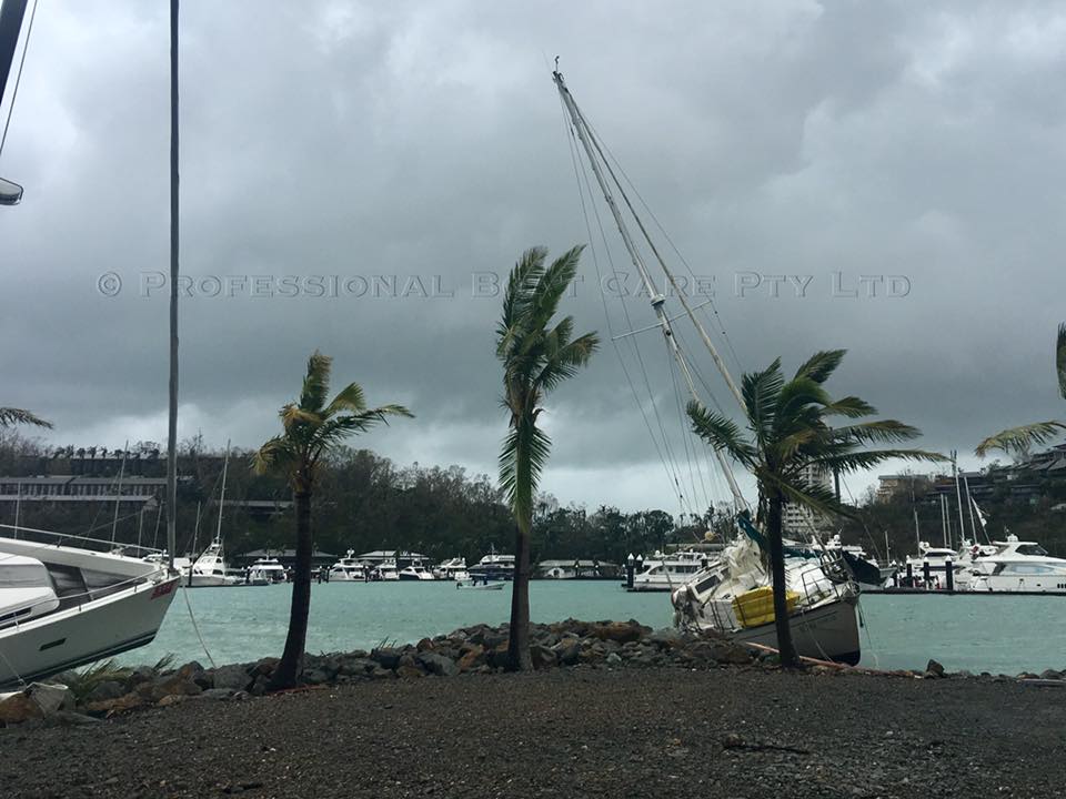 Furacão atinge costa Australiana e destrói marina