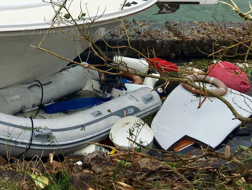 Furacão atinge costa Australiana e destrói marina