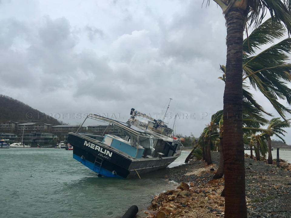 Furacão atinge costa Australiana e destrói marina