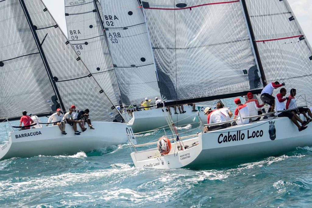 Duelos entre barcos da C30 marcam abertura da temporada em Ilhabela