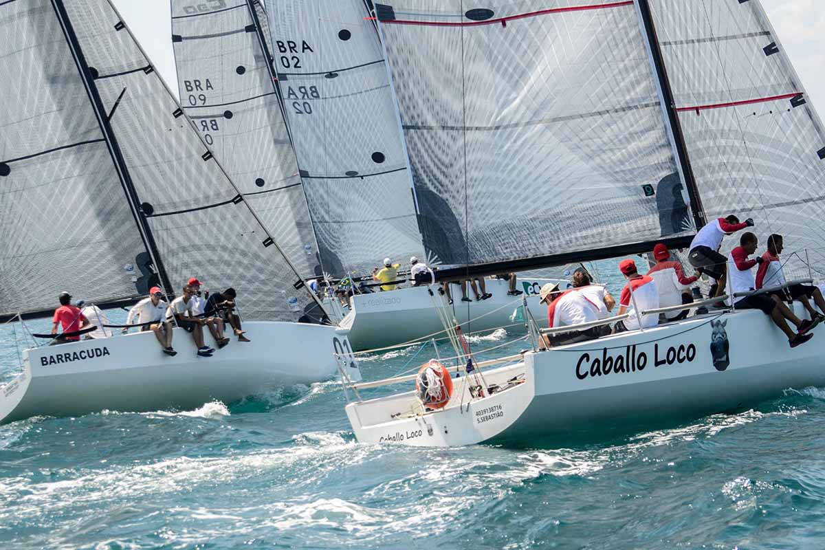 Duelos entre barcos da C30 marcam abertura da temporada em Ilhabela