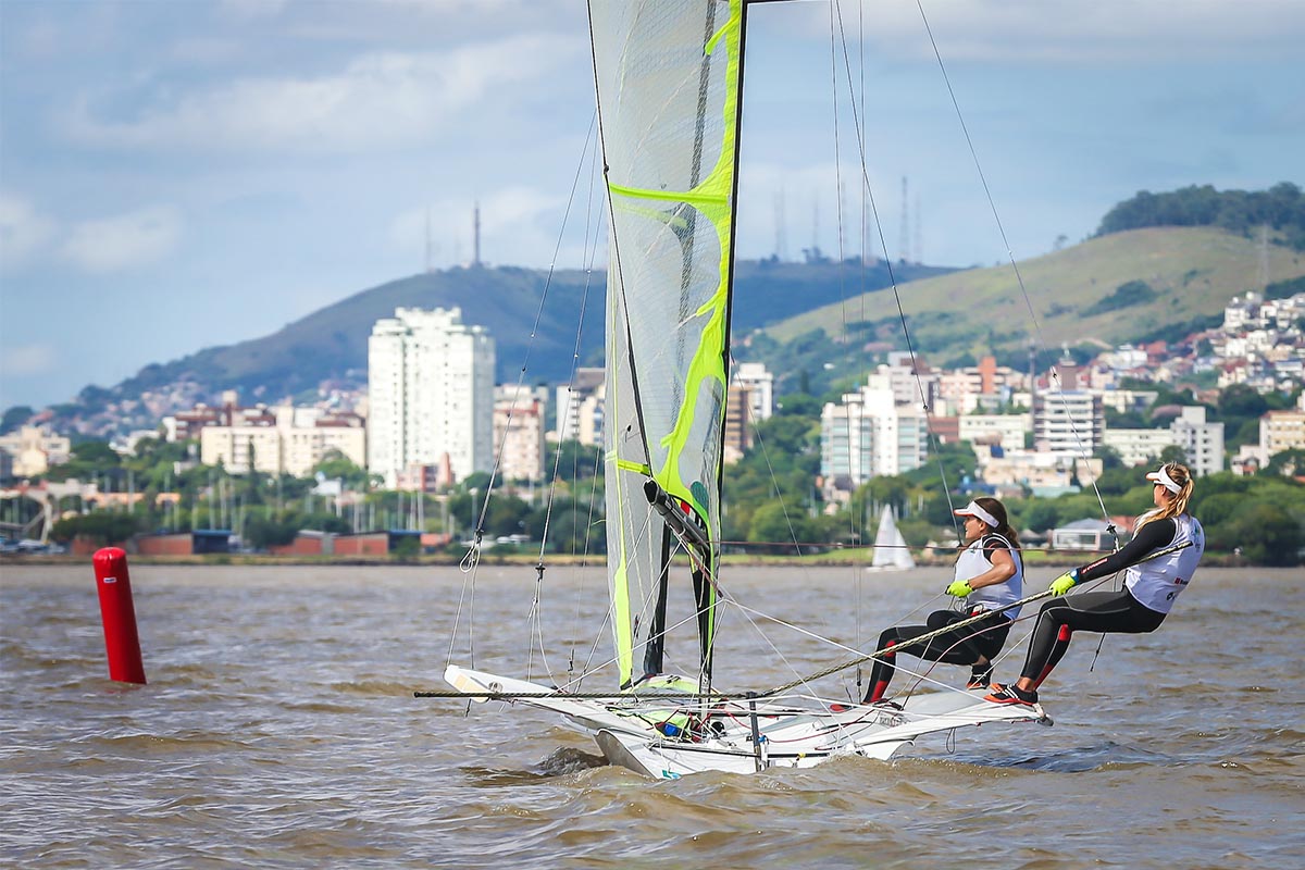 Martine Grael e Kahena Kunze competem com os homens e ganham uma das regatas