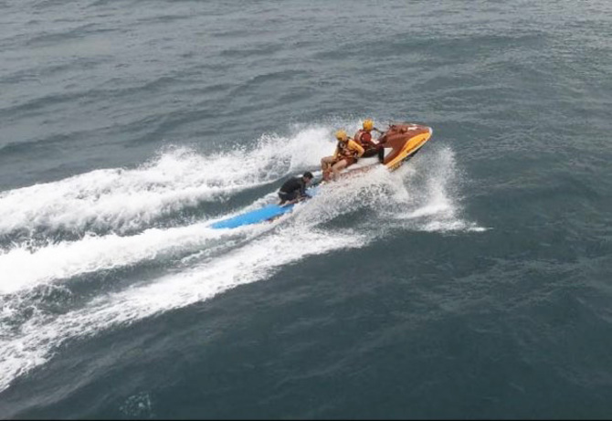 Drone do Corpo de Bombeiros localiza surfista à deriva a mais de 4 quilômetros da costa em Florianópolis.