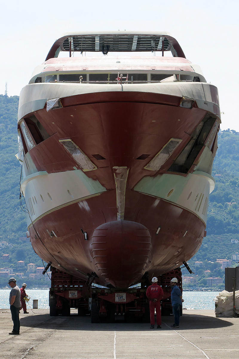 Sanlorenzo-52-steel-hull-2-in-build