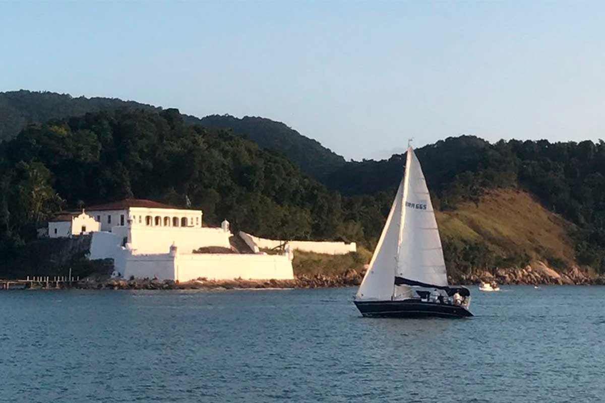 Veleiro-navegando-no-guarujá-boat-shopping