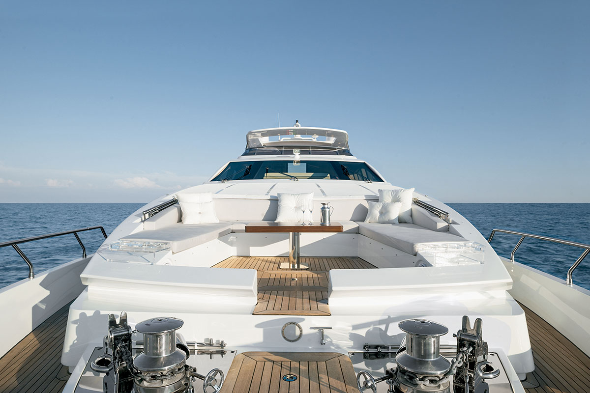 Azimut-yachts-no-Cannes-Yachting-Festival-boatshopping