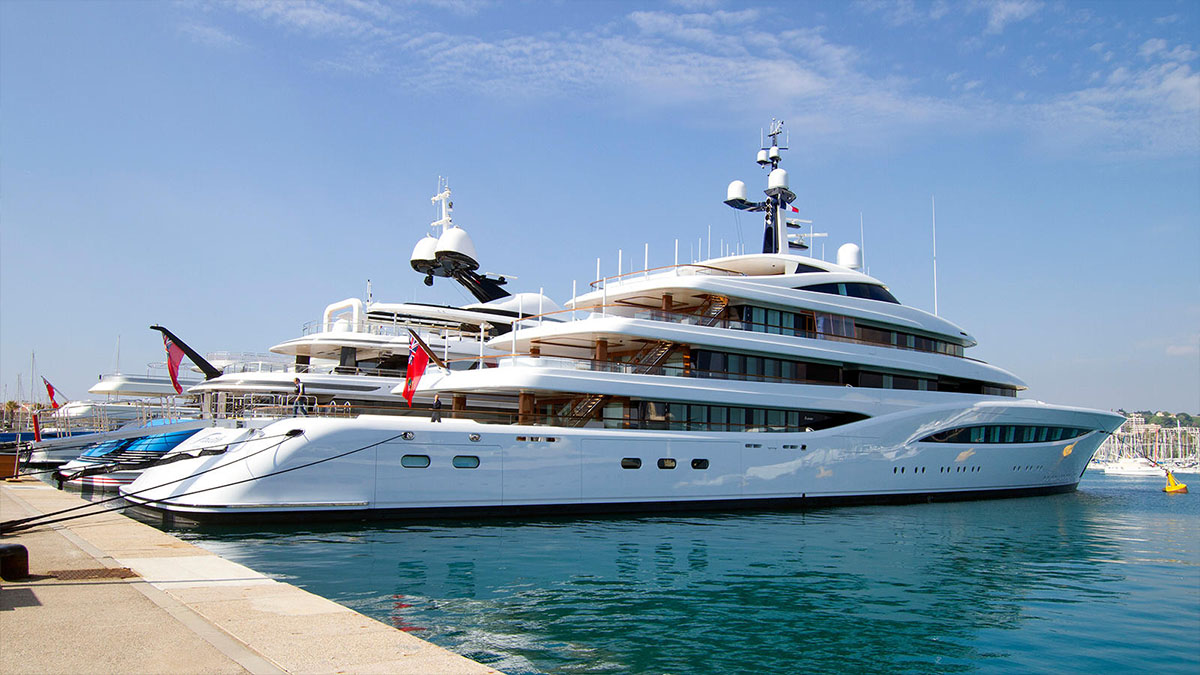 Feadship-Faith-retorna-ao-estaleiro-para-refit-boatshopping