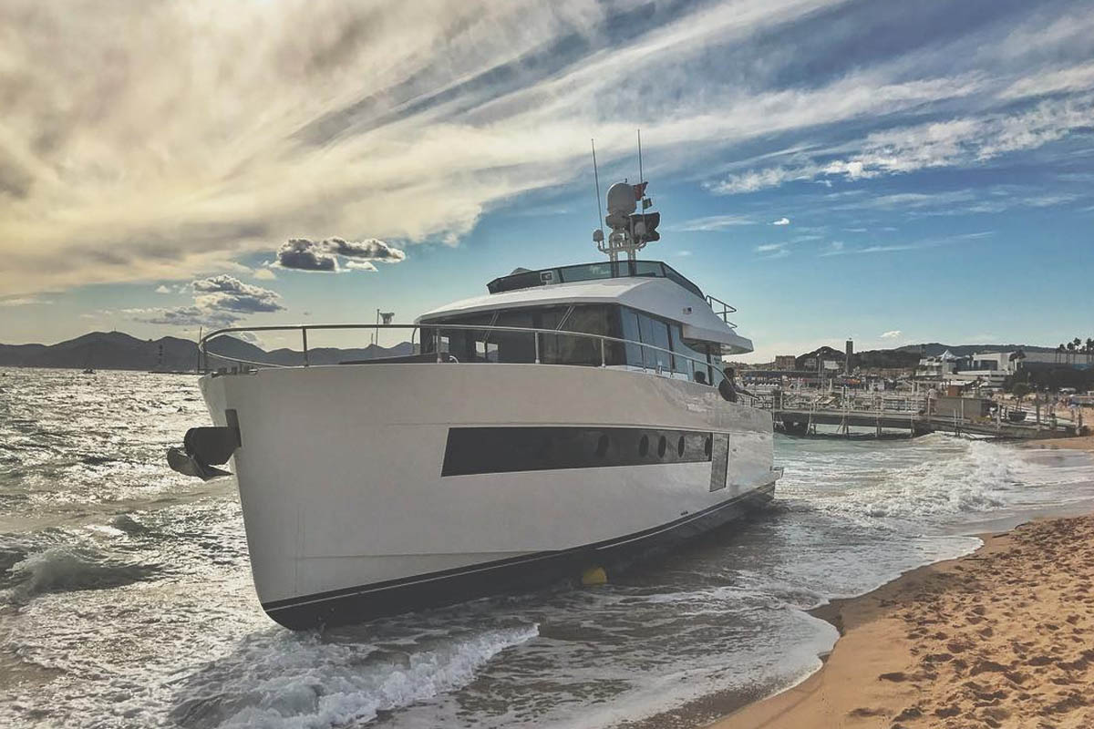 Sundeck-550-encalha-em Cannes-boatshopping
