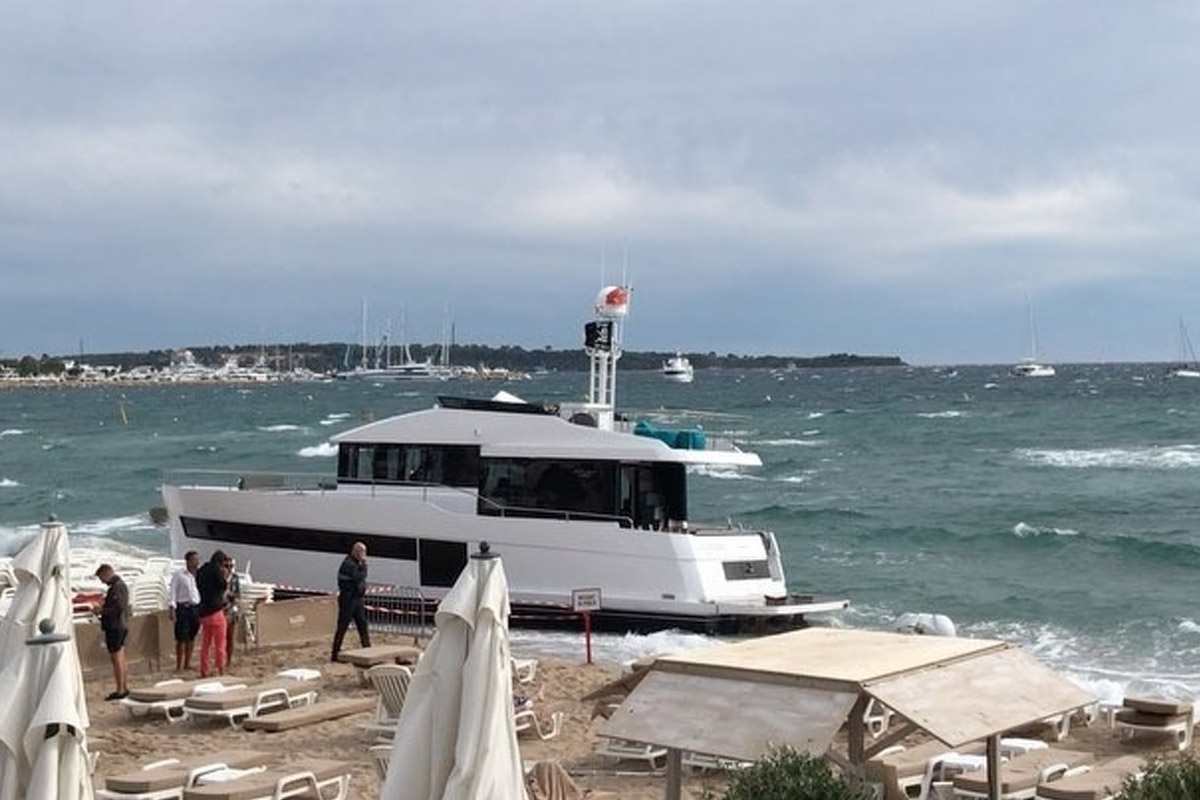 Sundeck-550-encalha-em Cannes-boatshopping