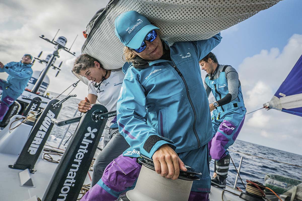 Vestas-11th-Hour-Racing-com-vantagem-na-abertura-da-Volvo-Ocean-Race-boatshopping