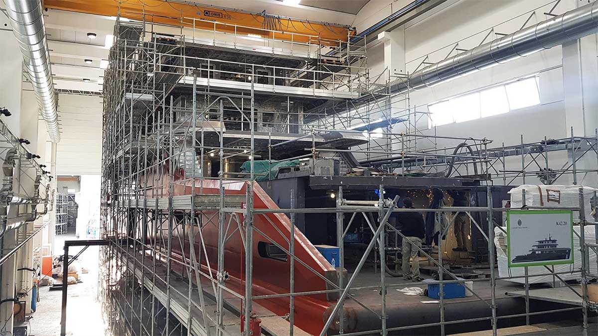 Explorer-K42-toma-forma-no-Cantieri-delle-Marche-boatshopping