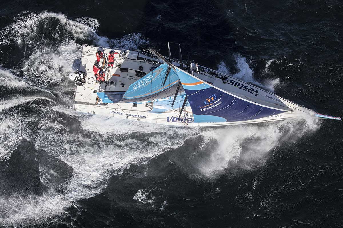 Ondas-gigantes-e-ventos-fortes-volvo-ocean-race-boatshopping