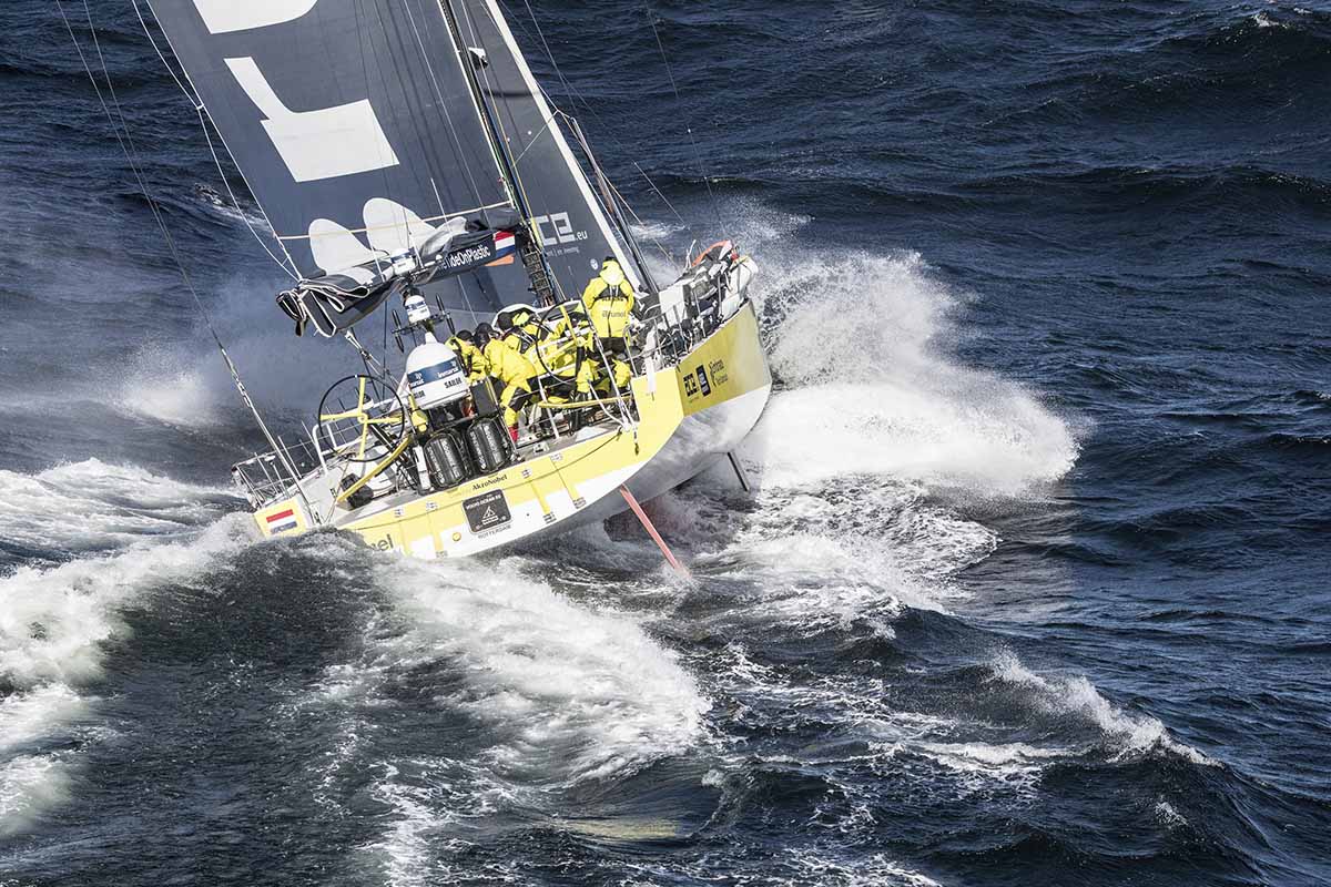 Ondas-gigantes-e-ventos-fortes-volvo-ocean-race-boatshopping