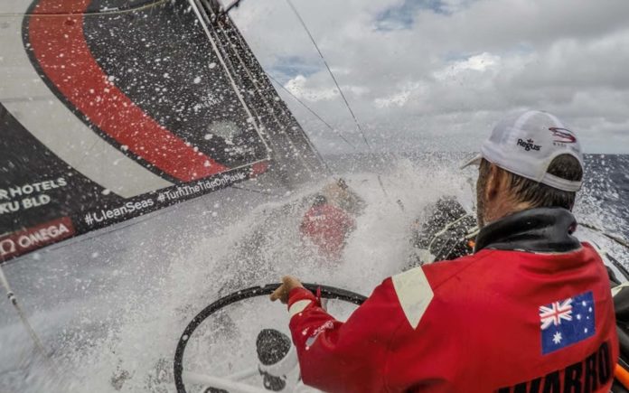 Volvo-Ocean-Race-homem-ao-mar-velejador-resgatado-boatshopping