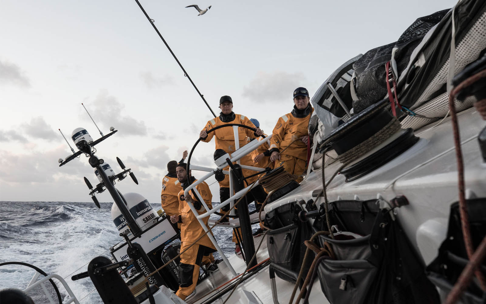 Volvo-Ocean-Race-Team-AkzoNobel-abre-vantagem-em-momento-decisivo-boatshopping