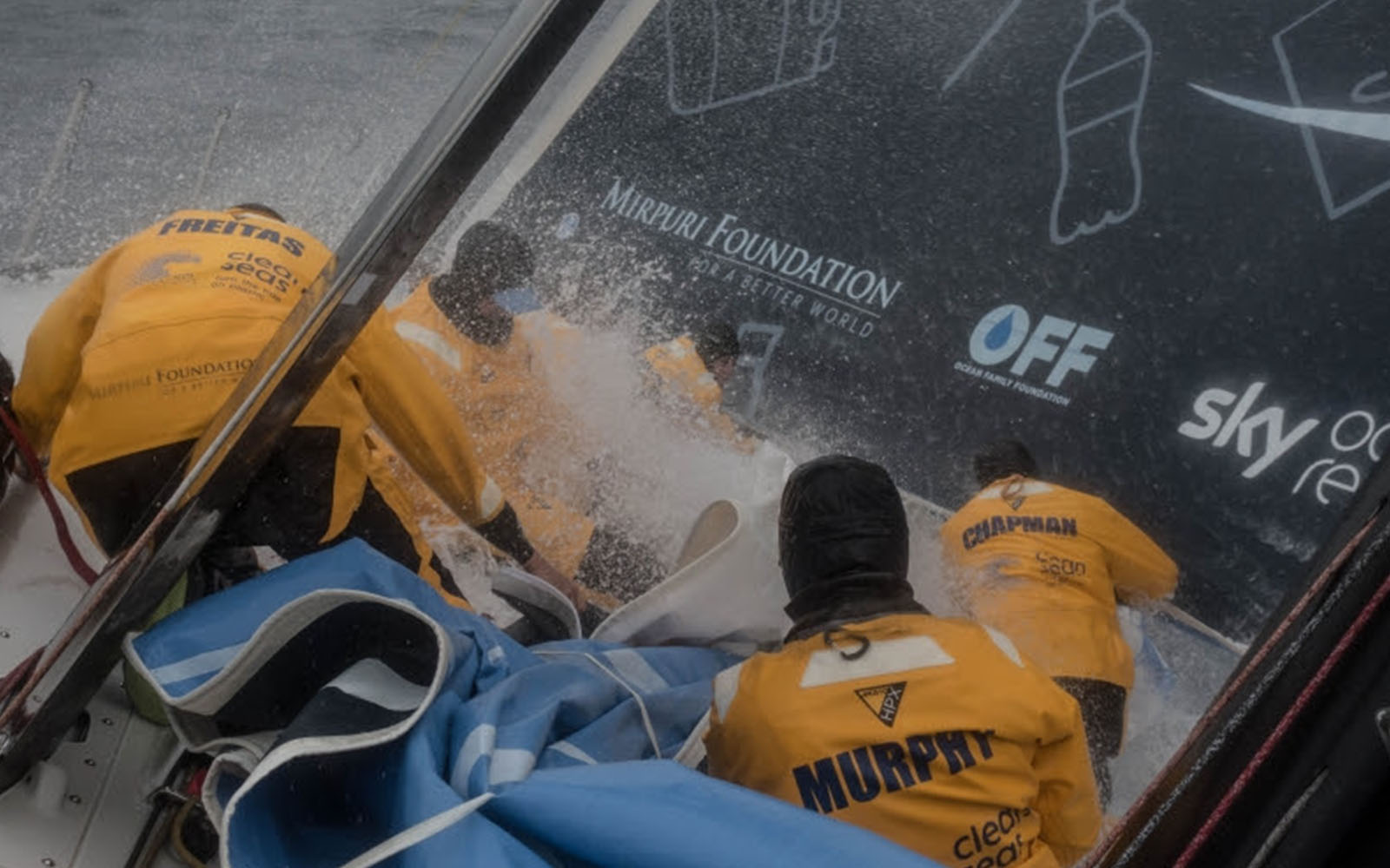 Volvo-Ocean-Race-Team-Brunel-lidera-no-estreito-de-Luzon-boatshopping