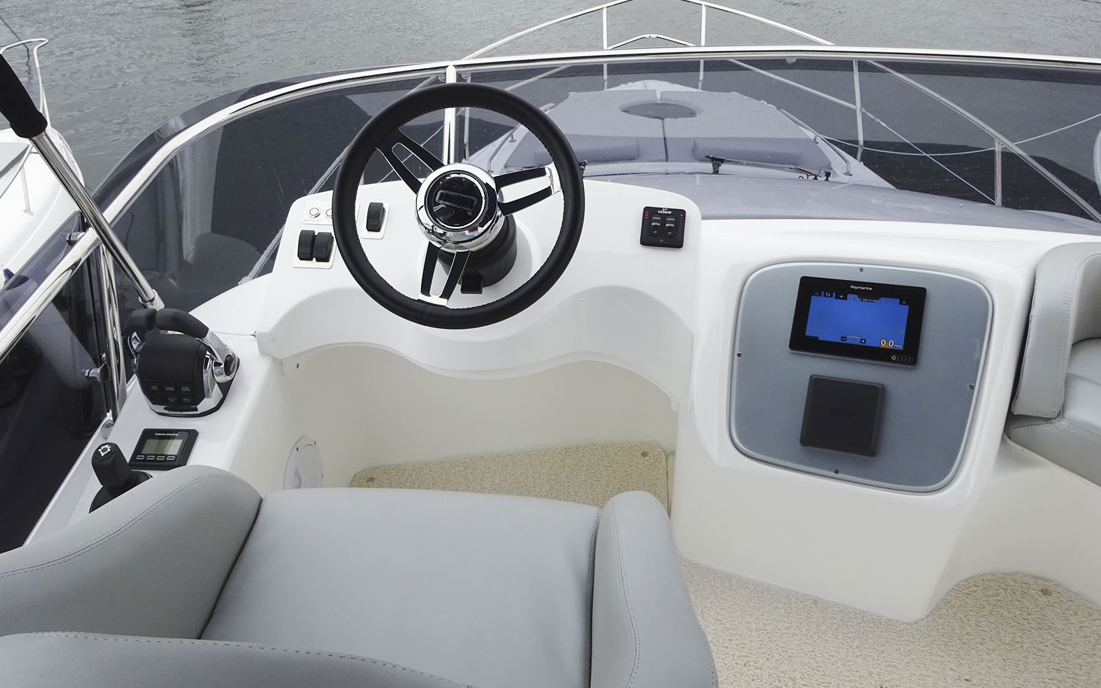 Confira imagens do interior da nova Schaefer 400 Fly-boatshopping