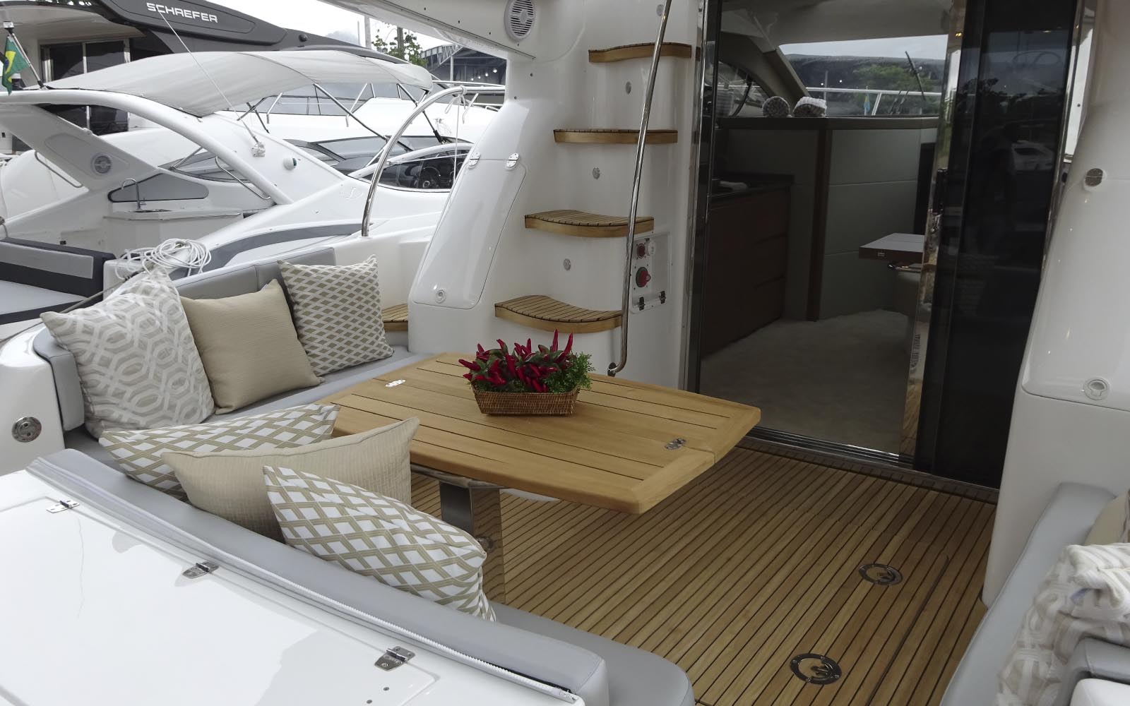 Confira imagens do interior da nova Schaefer 400 Fly-boatshopping