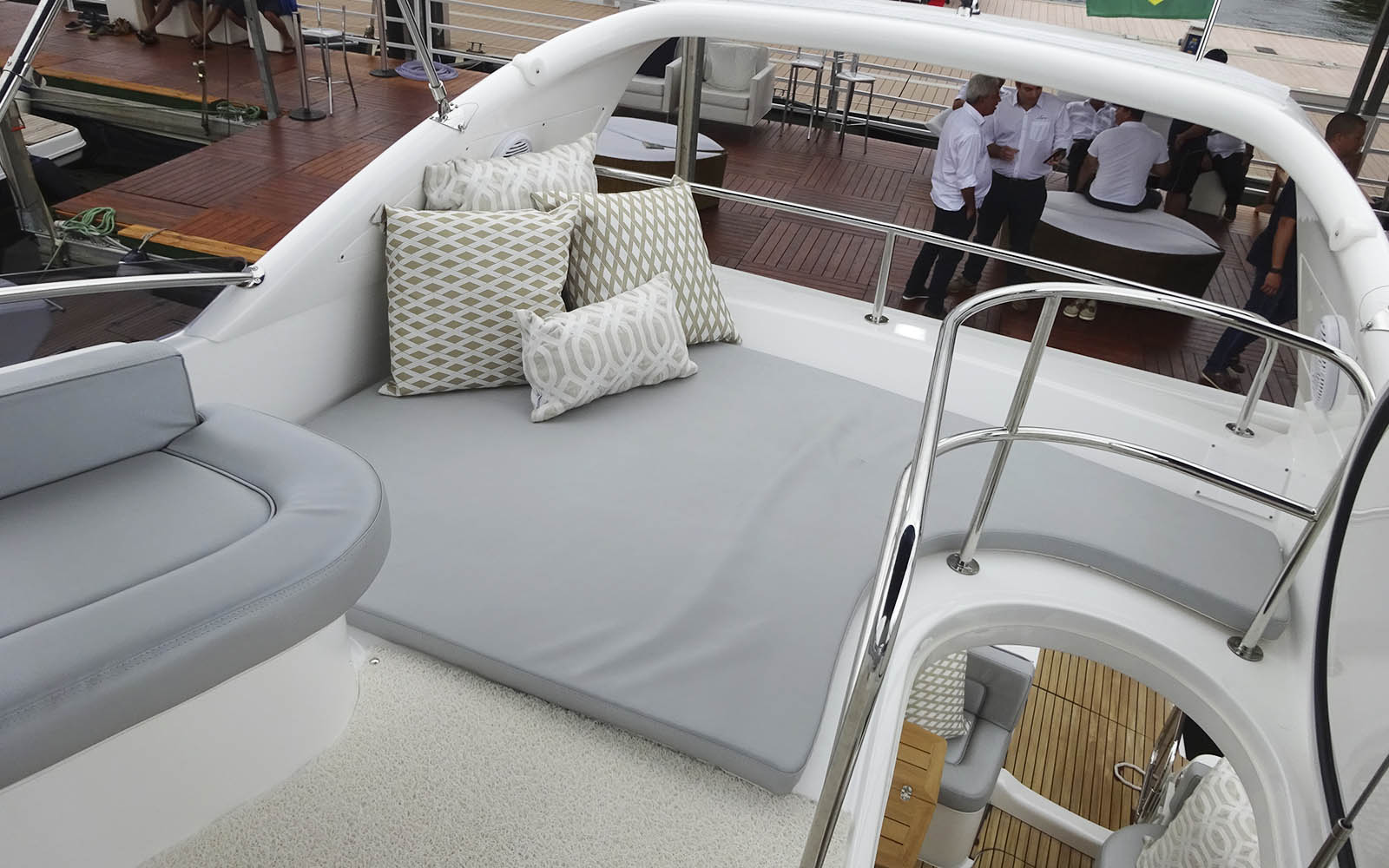 Confira imagens do interior da nova Schaefer 400 Fly-boatshopping