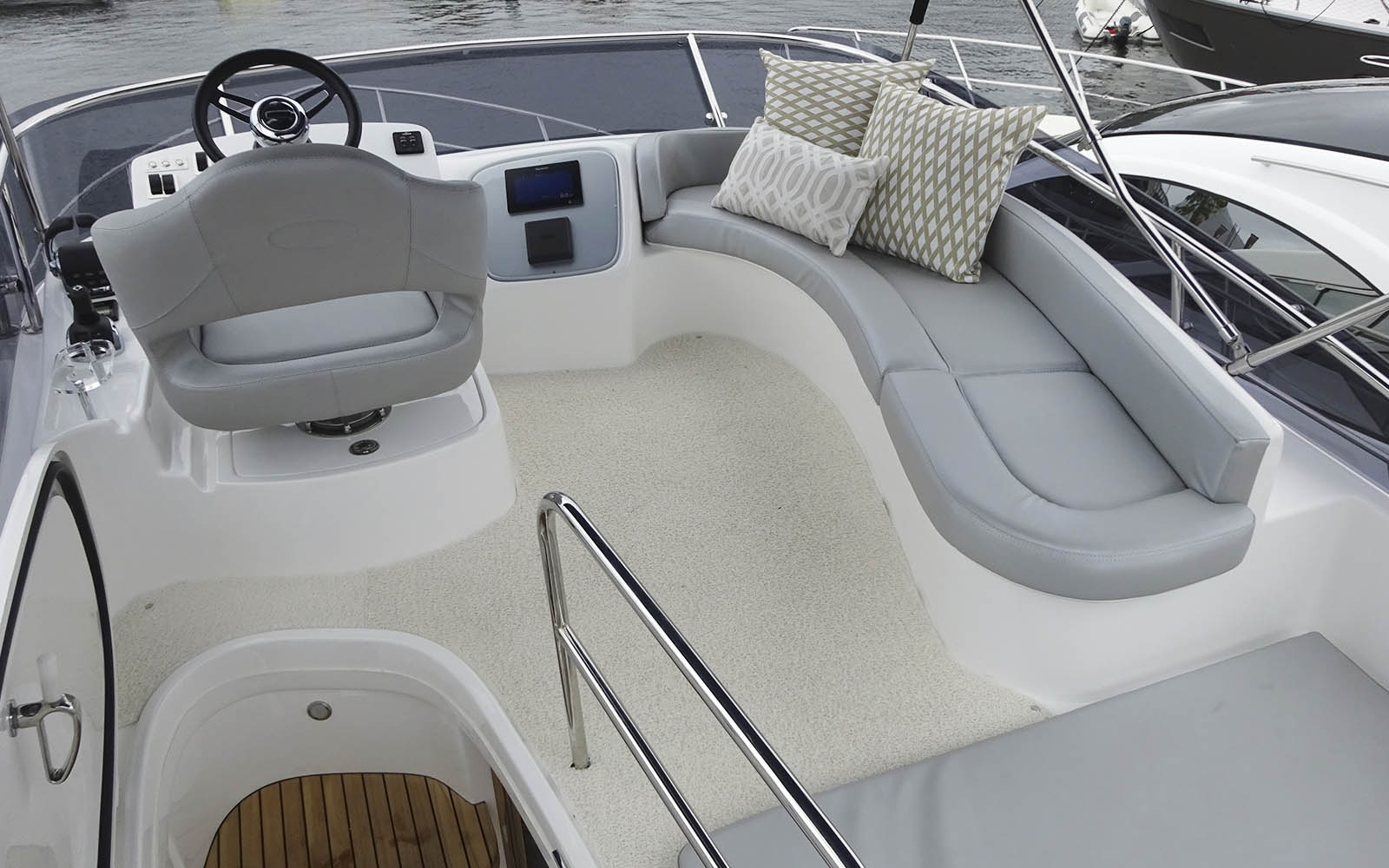 Confira imagens do interior da nova Schaefer 400 Fly-boatshopping