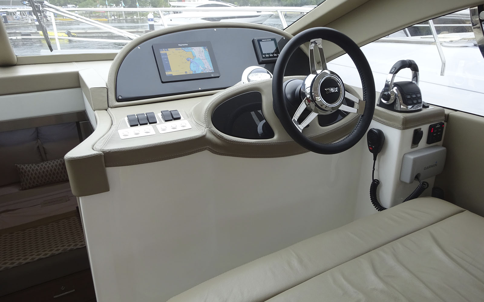 Confira imagens do interior da nova Schaefer 400 Fly-boatshopping