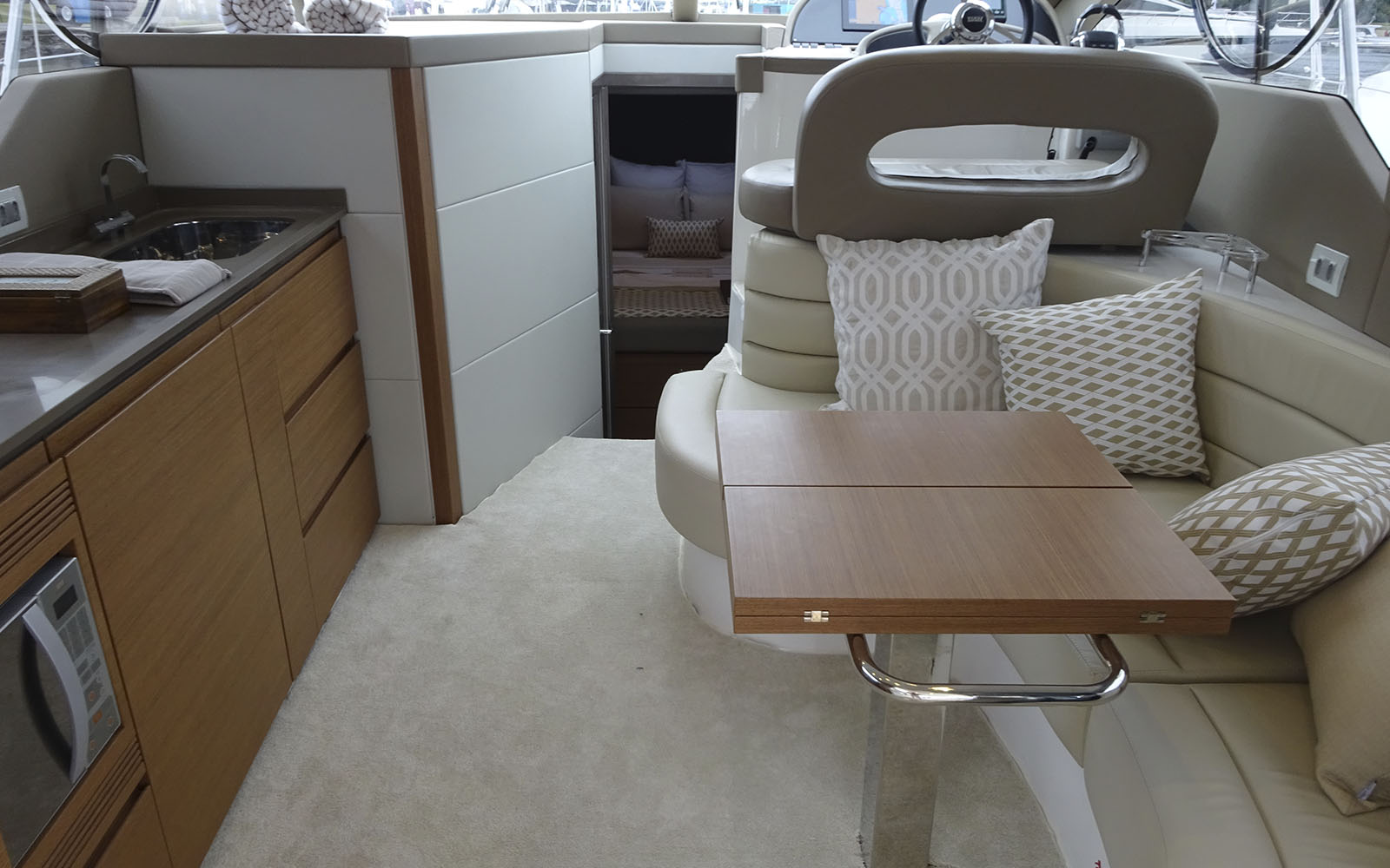 Confira imagens do interior da nova Schaefer 400 Fly-boatshopping