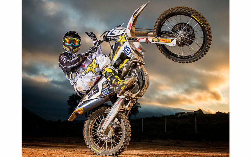 Especial - Loucura ou marketing? Moto 1000cc nas trilhas e Touring na pista  de motocross - MotoX