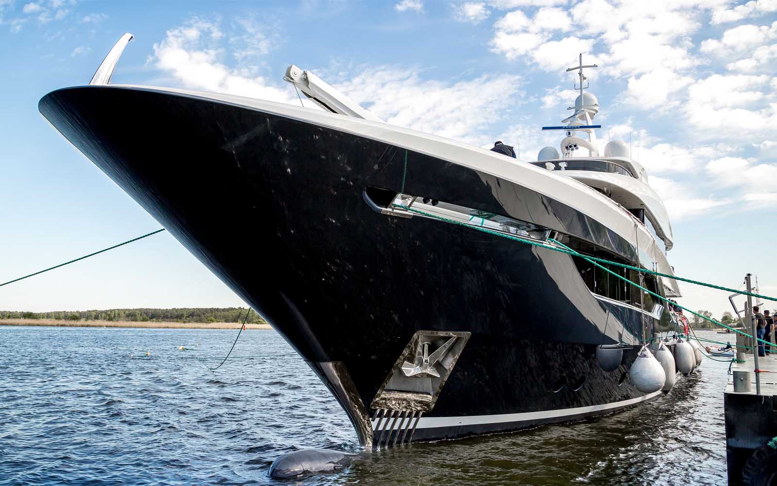 Conrad Shipyard entrega superiate Viatoris-boatshopping