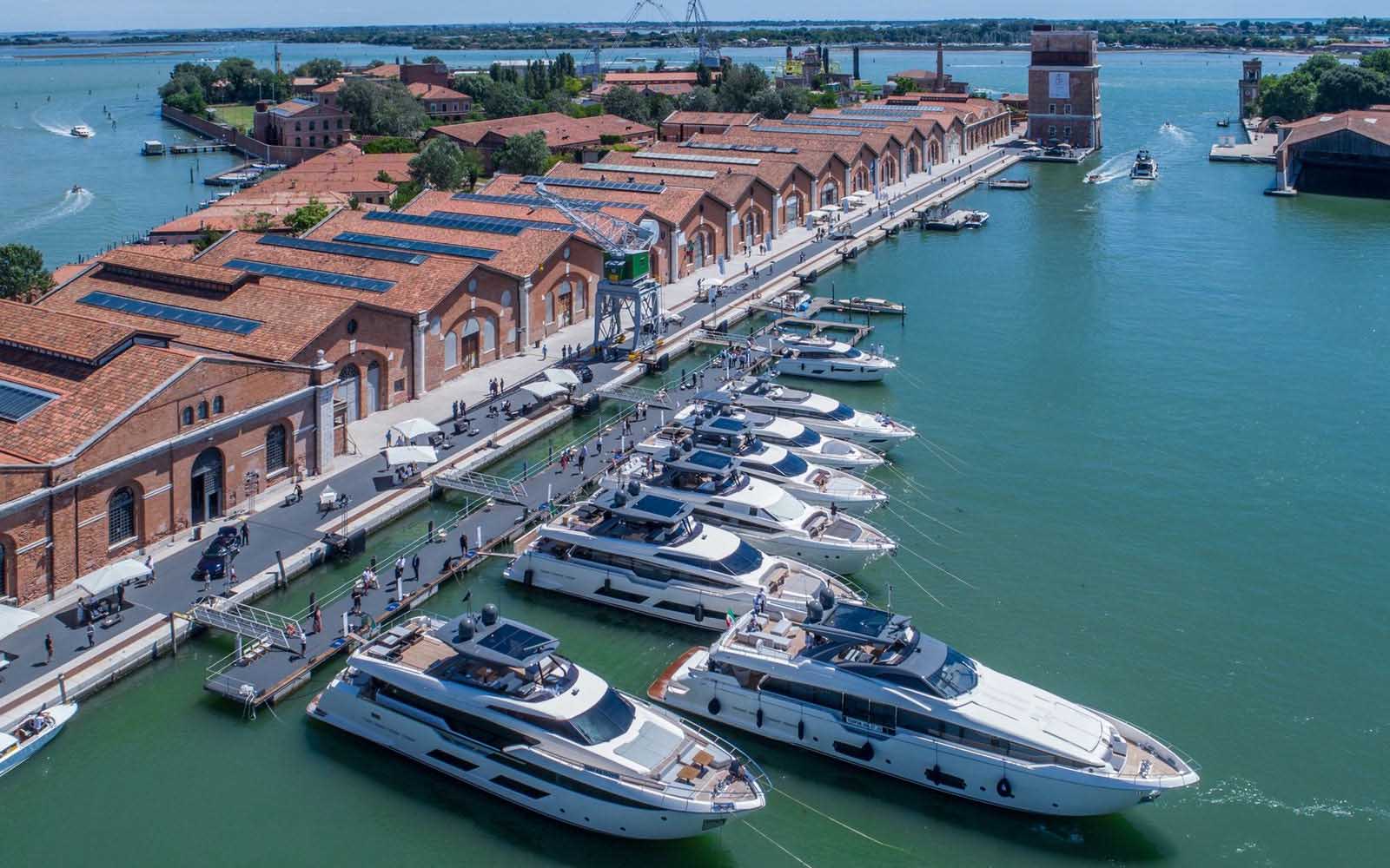 Ferretti comemora 50 anos com festa em Veneza-boatshopping