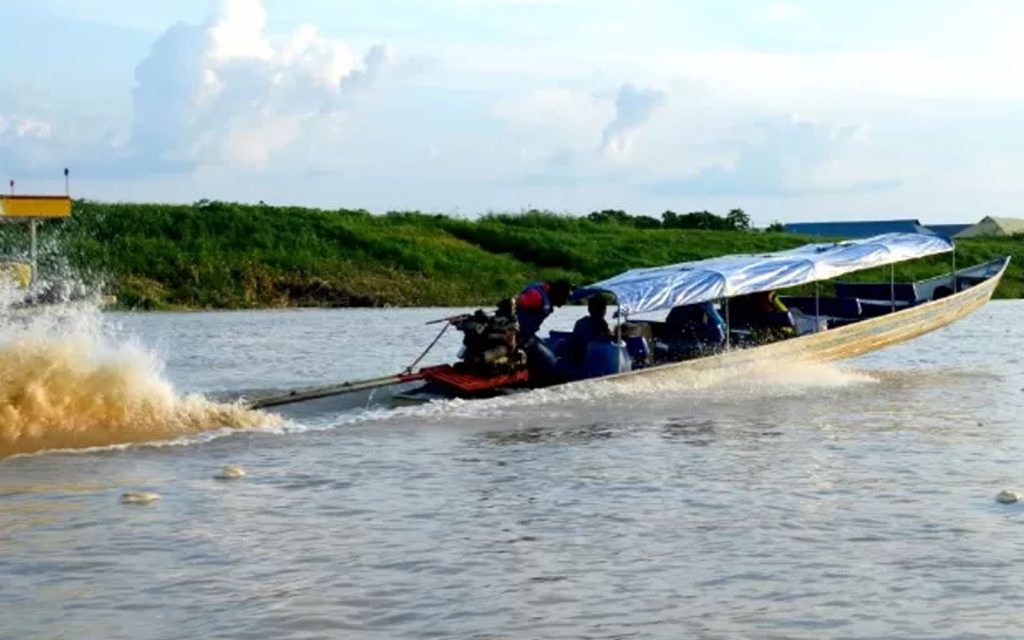 Homem usa motor de carro em barco no Acre-boatshopping