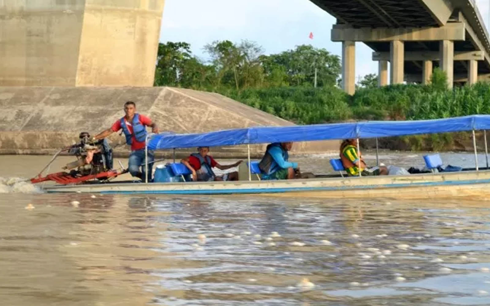 Homem usa motor de carro em barco no Acre-boatshopping