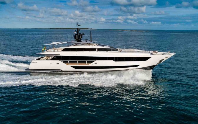 CUSTOM LINE 120- ferreti-03-boatshopping