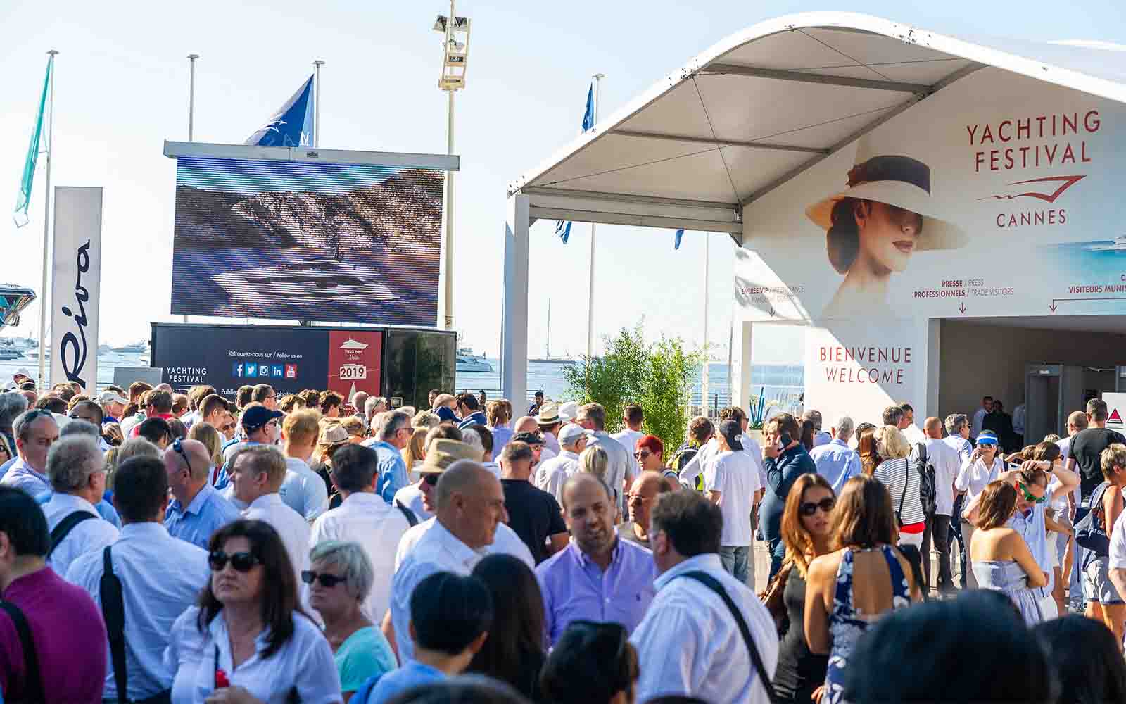 Cannes Yachting Festival-02-boatshopping