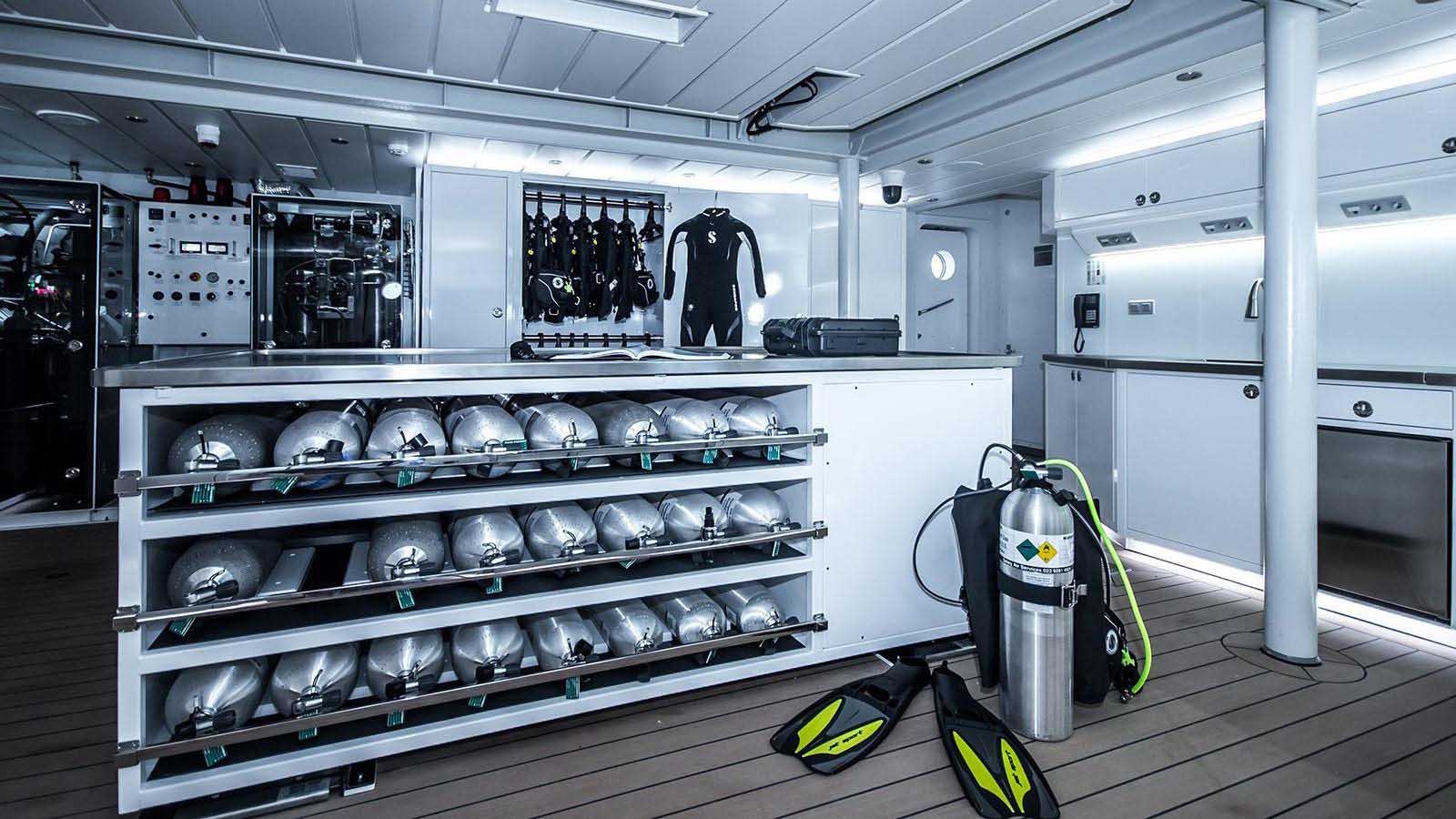 Damen entrega iate de apoio Game Changer-boatshopping