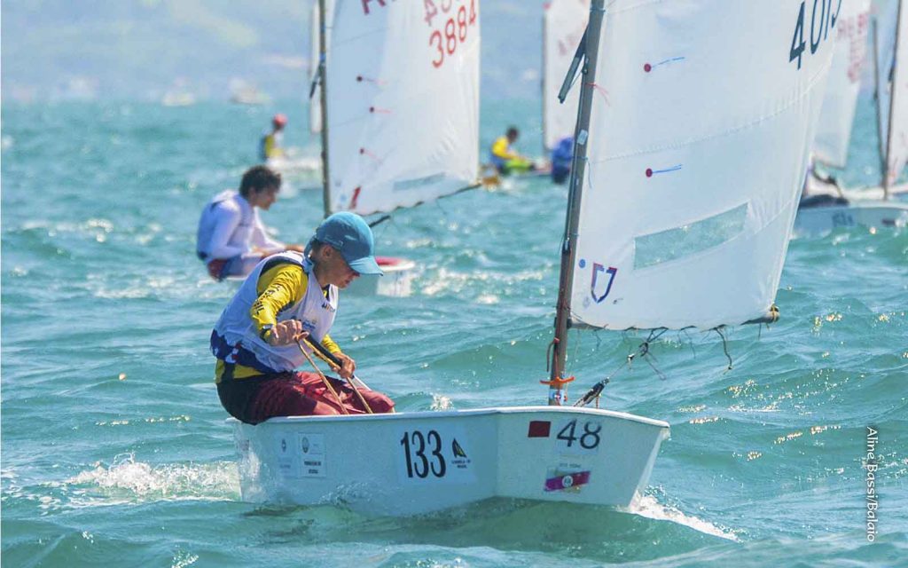 Gabriela Vassel e Gustavo Glimm lideram 47º Brasileiro de Optimist - boat shopping