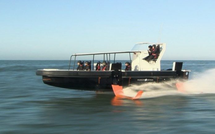Groupe Beneteau primeiro barco com foiler a motor - boat shopping
