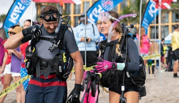 mergulhadores tiram lixo do mar recorde - boat shopping