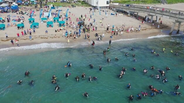 mergulhadores tiram lixo do mar recorde - boat shopping