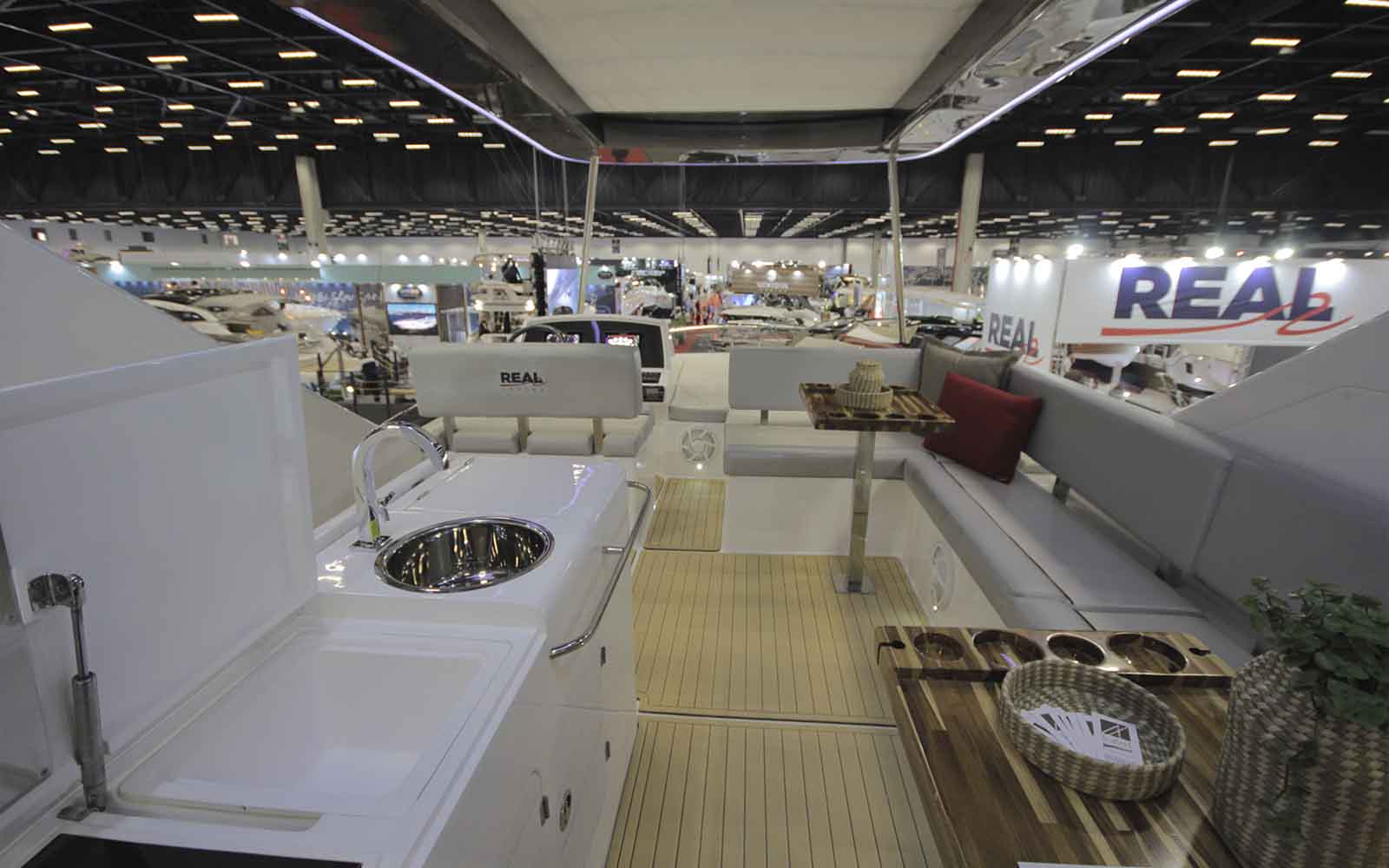 Real 600 Luxury - boat shopping 1