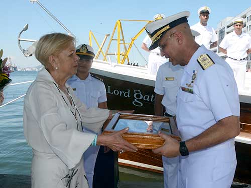 sra-ana-brancante-recebe-do-comandante-da-escola-nava-web