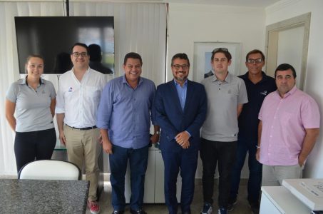 Com o secretário de Turismo do Estado da Bahia, Fausto Franco. (Divulgação) – boat shopping